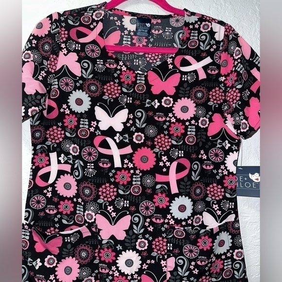 Zoe & Chloe Butterflies and Bows Women's 2 Pocket Scrub Top (NWT) - Picture 3 of 10